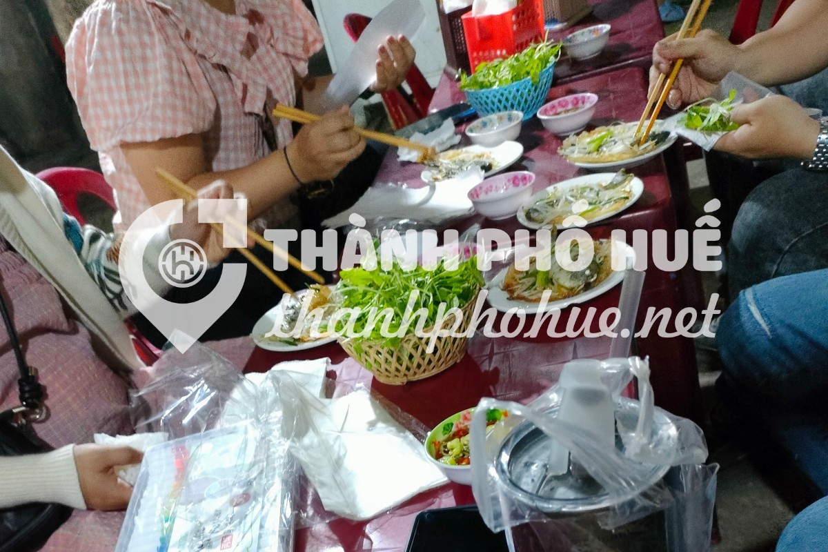 Bánh Khoái Cá Kình Làng Chuồn